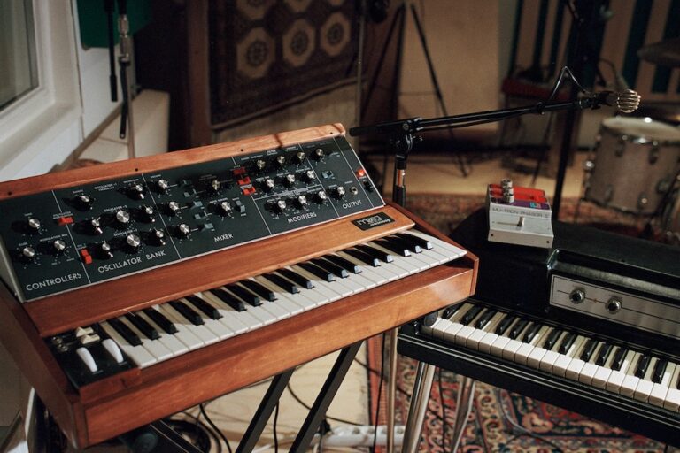 Minimoog Model D, Analogue synth