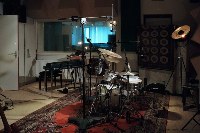 The drum corner, Vintage kits and snares