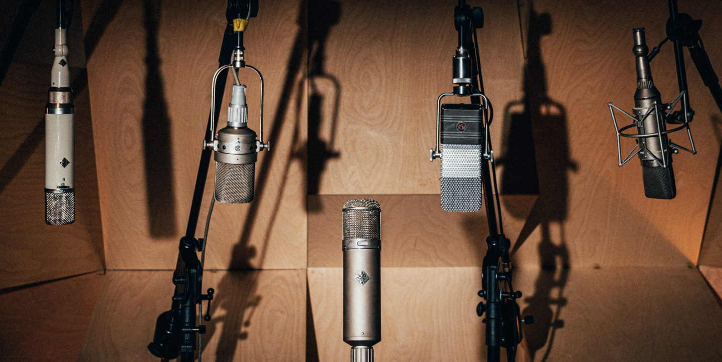 Vintage microfoons van Neumann, Telefunken en RCA in de live room van Studio A