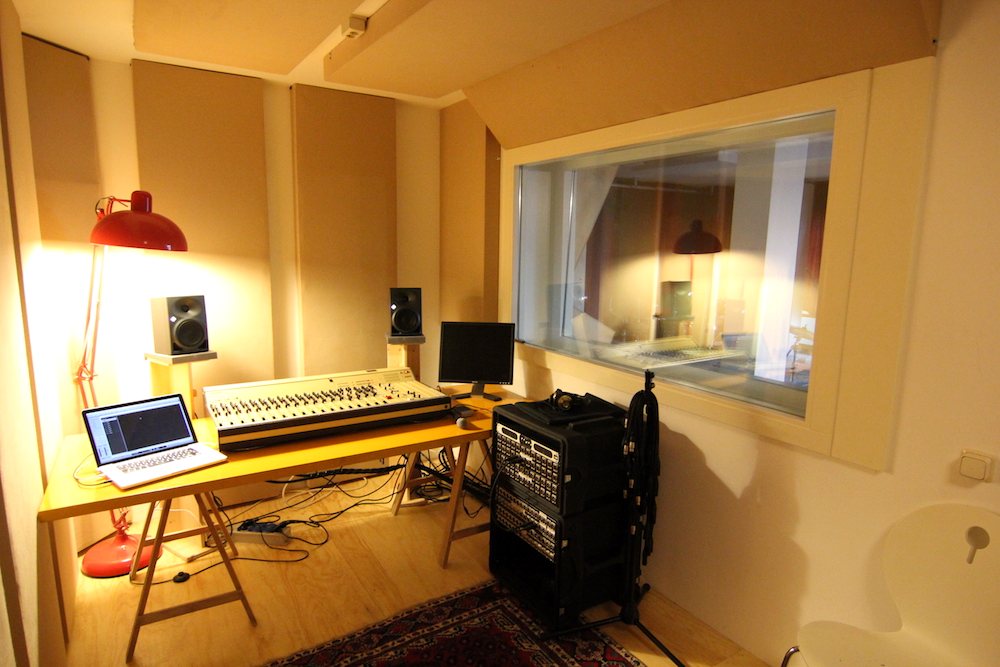 We build ourselves a badass booth / control room, 8 november 2015