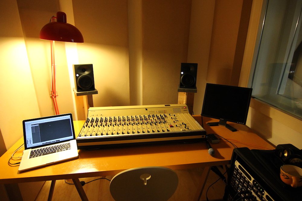 We build ourselves a badass booth / control room, 8 november 2015