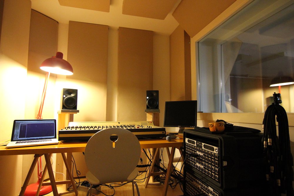 We build ourselves a badass booth / control room, 8 november 2015