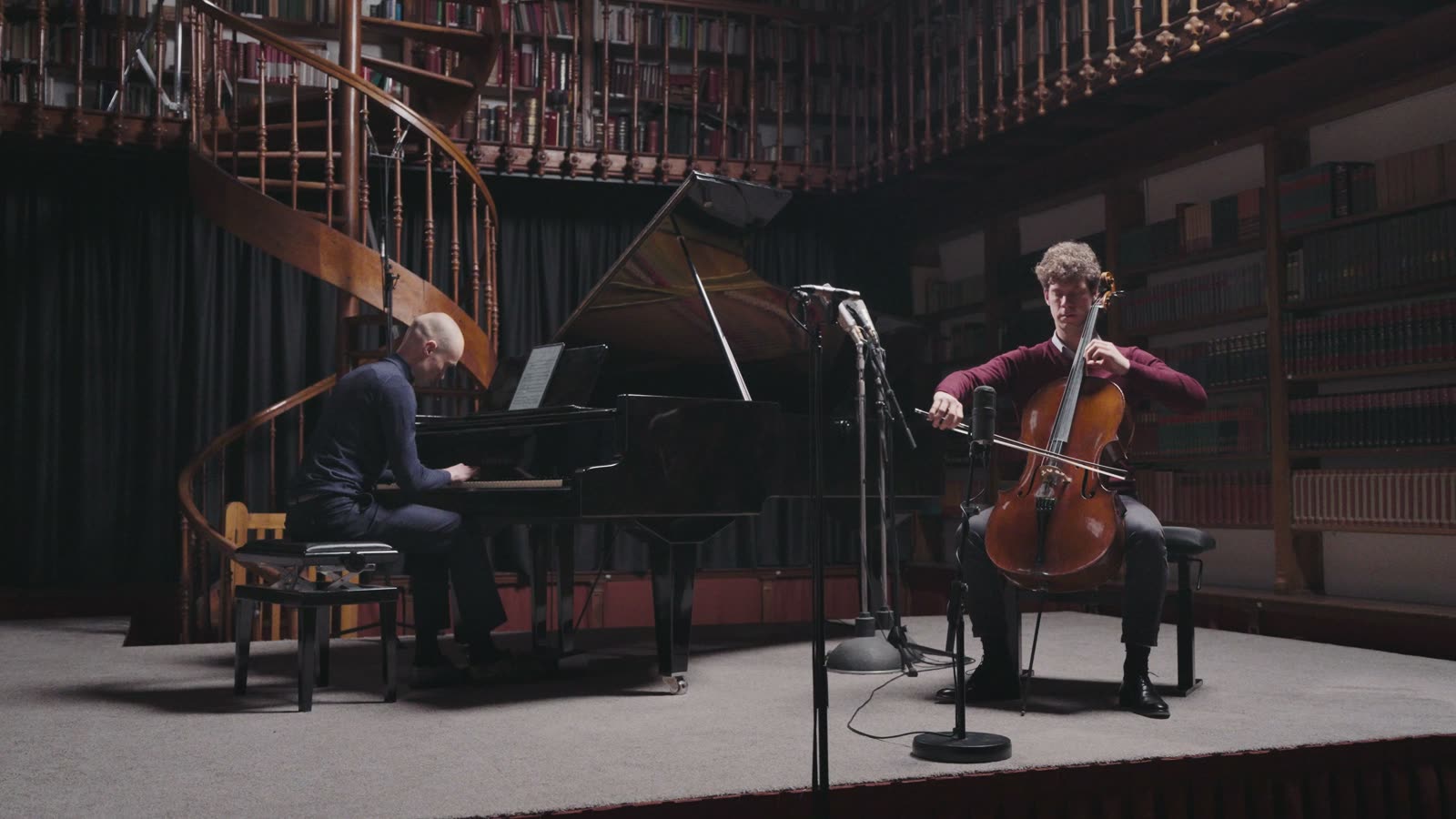 Opname van piano en cello in een kloosterbibliotheek