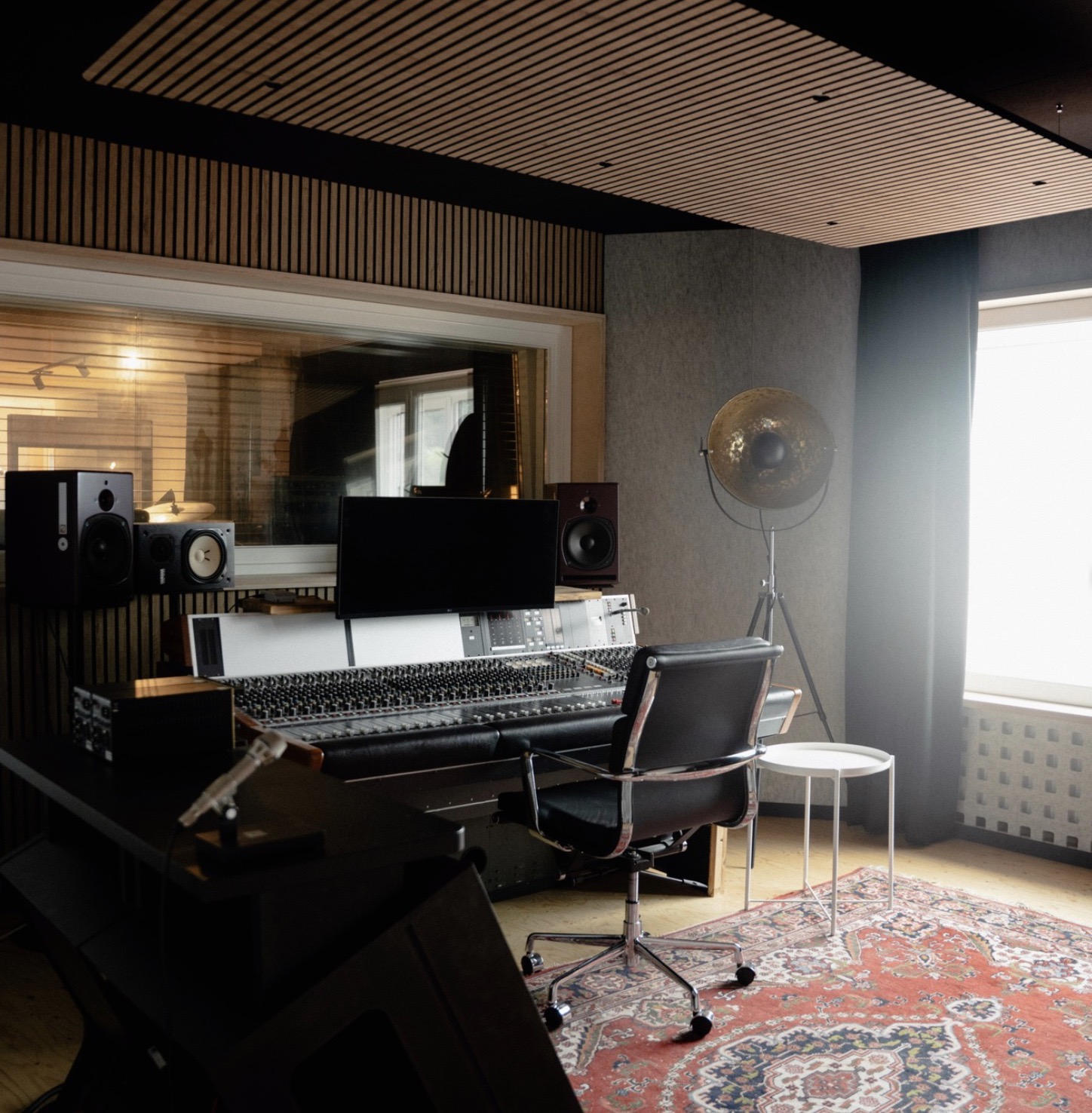 Regiekamer van Studio C met de Studer 904