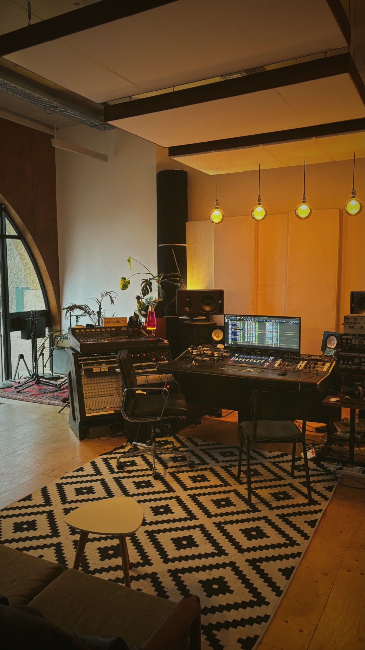 Regiekamer van Moon Audio Productions aan het Berlijnplein in Utrecht